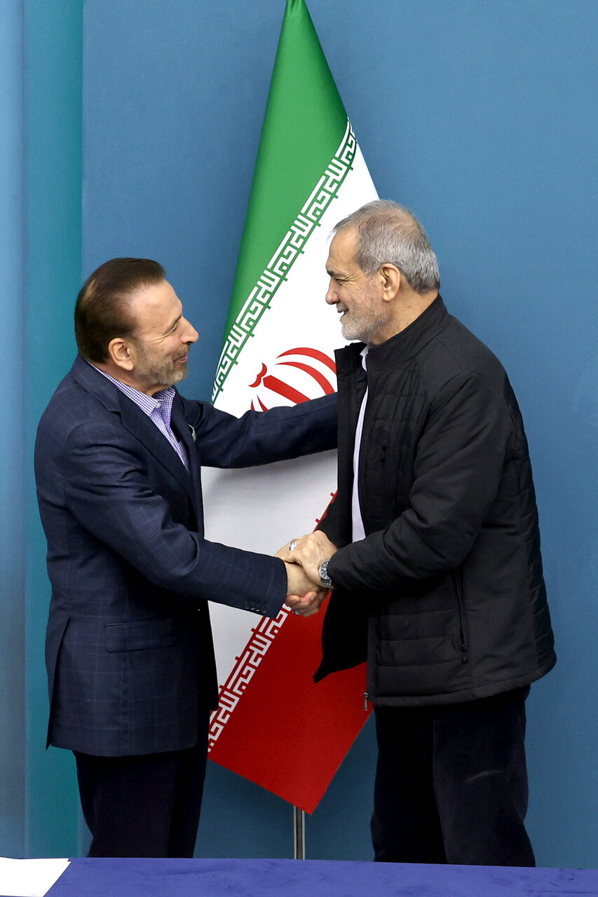 دیدار اعضای حزب اعتدال و توسعه با پزشکیان/ علی جنتی و واعظی هم آمدند