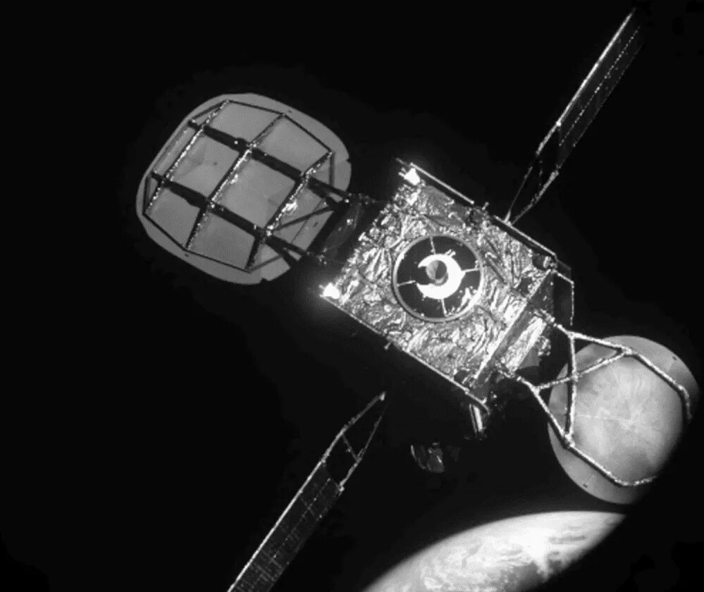 آمریکاییها قبلاً نشان دادهاند که میتوان یک ماهواره را در مدار بالا به دام انداخت