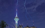 ببینید | لحظه برخورد صاعقه به برج میلاد شب گذشته