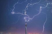 ببینید | لحظاتی حیرت‌انگیز از صاعقه‌های آسمان در نوک برج میلاد