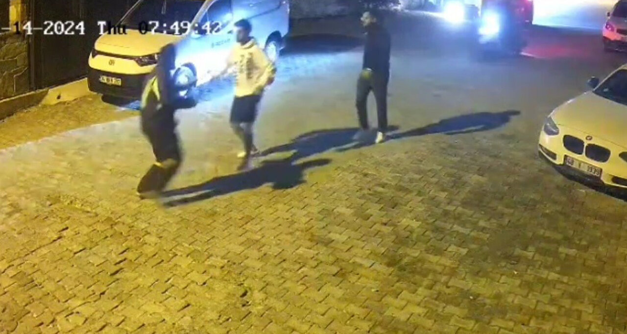 ببینید | جنون محض و لجیبازی وسط اتوبان؛ ایجاد مزاحمت راننده خودروی سواری برای راننده اتوبوس! ببینید | جنون محض و لجیبازی وسط اتوبان؛ ایجاد مزاحمت راننده خودروی سواری برای راننده اتوبوس!