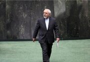 Iran’s ex-foreign minister Zarif tours IRNA newsrooms