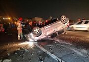 ببینید | لحظه انحراف پژو ۲۰۶ در پیچ و تصادف با یک پراید در نزدیکی عوارضی امام‌زاده هاشم