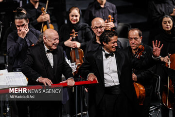 مردم برای استاد دوستداشتنی سنگ تمام گذاشتند مردم برای استاد دوستداشتنی سنگ تمام گذاشتند