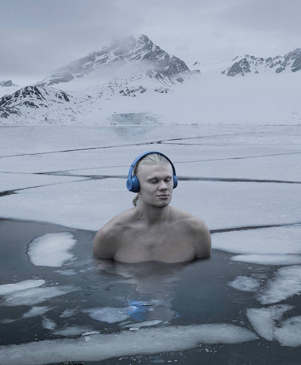 عکس | ژست جالب هالند کنار گرگها؛ من معمولی نیستم!