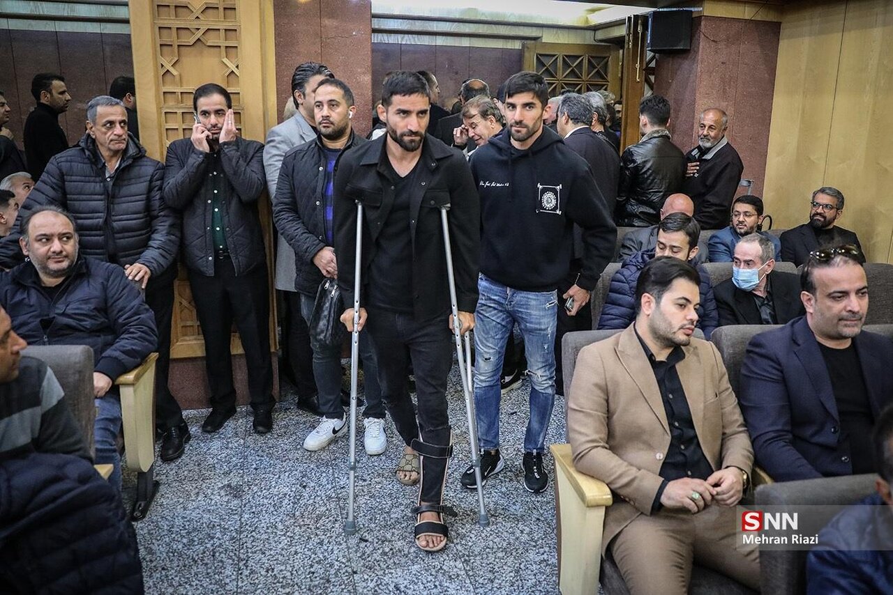 عکس | ستاره استقلال با عصا در مراسم ختم