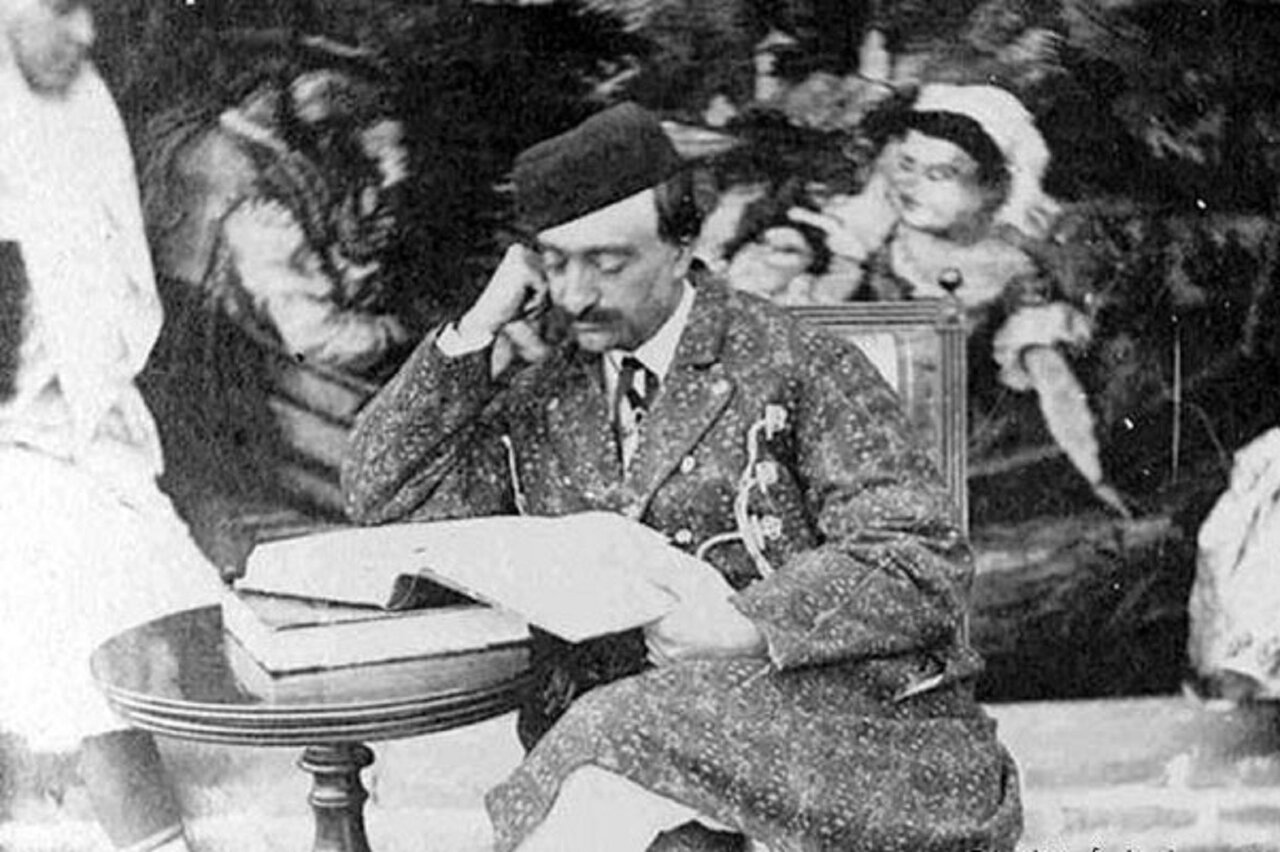 تصویری از ناصرالدین‌شاه در ایستگاهی واقع در آمستردام هلند، مربوط به سال ۱۲۶۸ منتشر شد.