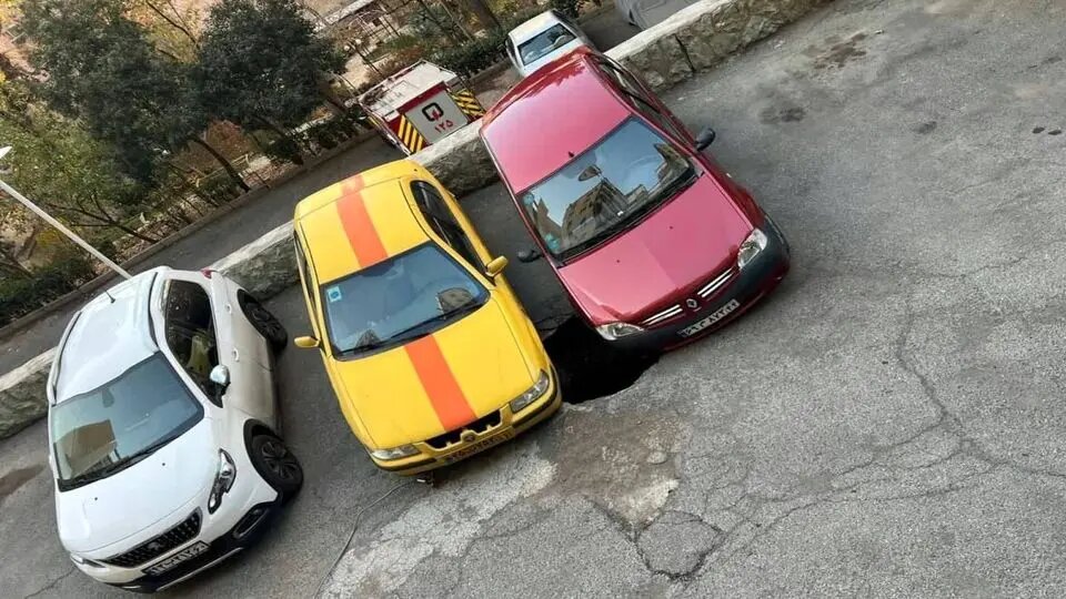 دام زمین برای این دو خودرو؛ آتشنشانی نبود بلعیده شده بودند