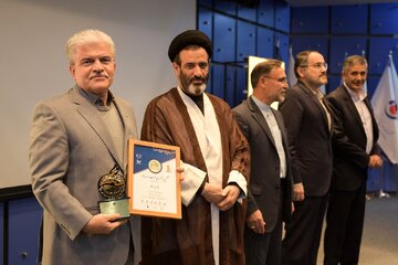تندیس زرین «جشنواره ملی صنعت سلامت محور» به بانک پاسارگاد اهدا شد تندیس زرین «جشنواره ملی صنعت سلامت محور» به بانک پاسارگاد اهدا شد