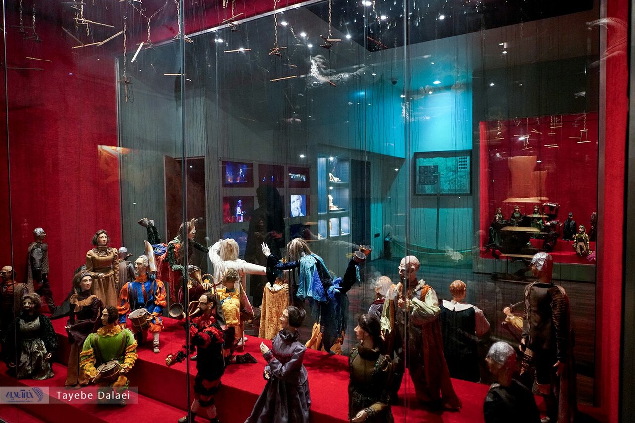 احمدی نژاد گفت دو کامیون تاپاله میریزم جلوی خانه هنرمندان/ عشق به آبادانی دارم/ سند اصلی خانه تئاتر به نام من و ایرج راد بوده است