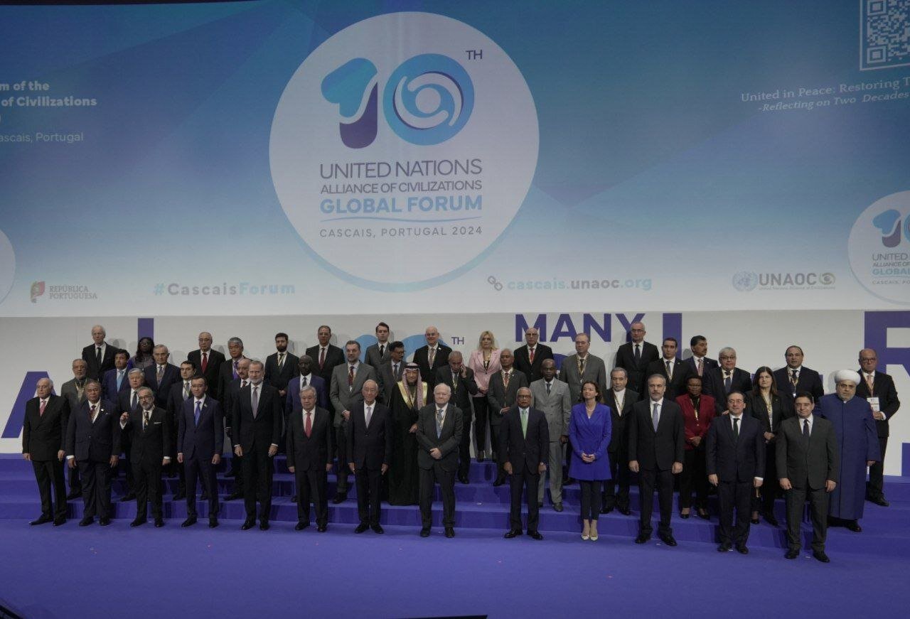 عکس یادگاری عراقچی در مجمع جهانی ائتلاف تمدنهای ملل متحد/عکس