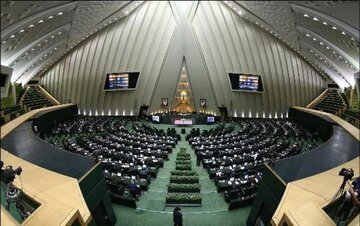 تصاویری از چهره های حامی سعید جلیلی در صحن مجلس / تجمع نمایندگان در جایگاه هیات رئیسه