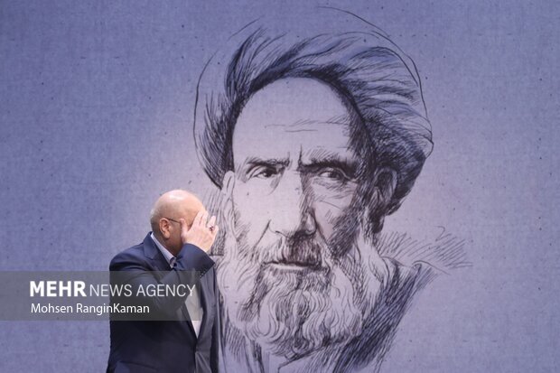 تصاویری از ژست قالیباف در اولین نشست خبری با اهالی رسانه