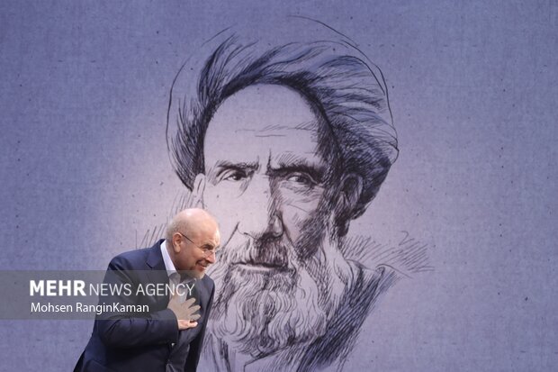 تصاویری از ژست قالیباف در اولین نشست خبری با اهالی رسانه