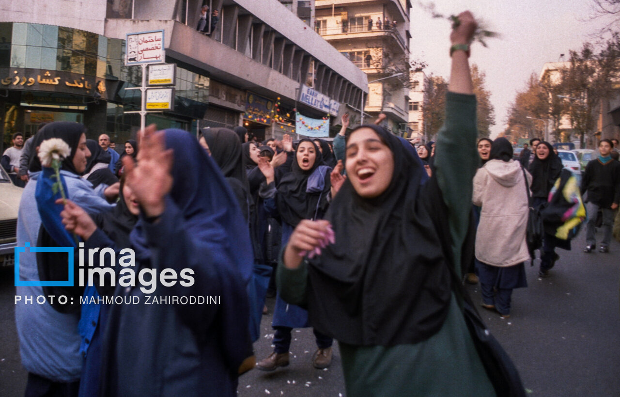 جشن صعود تاریخی فوتبال ایران - ۸ آذر ۱۳۷۶ جشن صعود تاریخی فوتبال ایران - ۸ آذر ۱۳۷۶