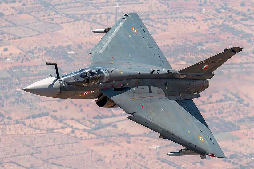 hal_tejas_-la-5018-_of_squadron_18_flying_bullets