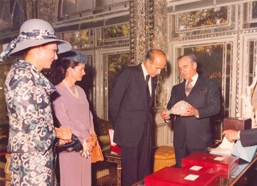 دو روایت متناقض درباره اقامت امام در فرانسه دو روایت متناقض درباره اقامت امام در فرانسه