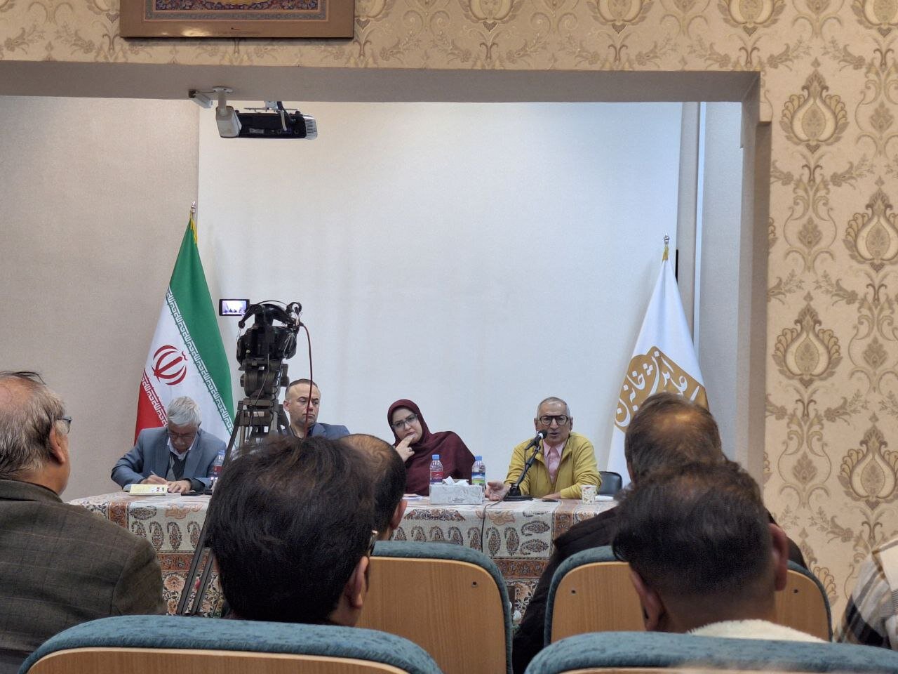 زیباکلام: به احمدی نژاد درود میفرستم زیرا.../دلاوری: مفهوم وفاق ملی از ادبیات سیاسی ما خارج بود