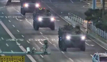 عکس | حضور خودروهای نظامی در سئول بعد از اعلام حکومت نظامی عکس | حضور خودروهای نظامی در سئول بعد از اعلام حکومت نظامی