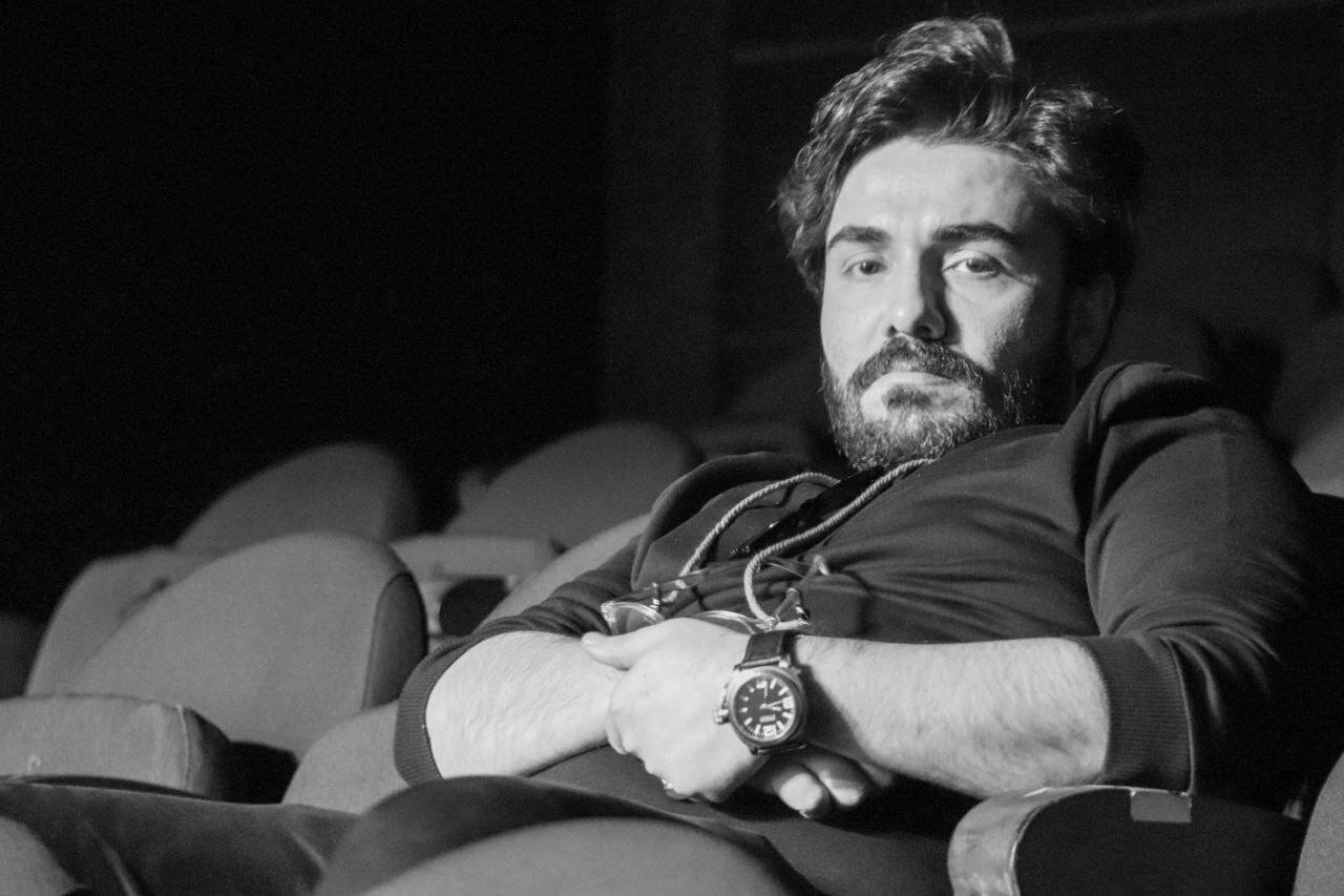 یهودیها روی صحنه تئاترشهر میروند