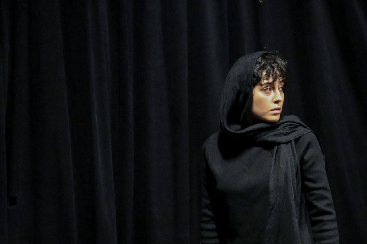 یهودیها روی صحنه تئاترشهر میروند