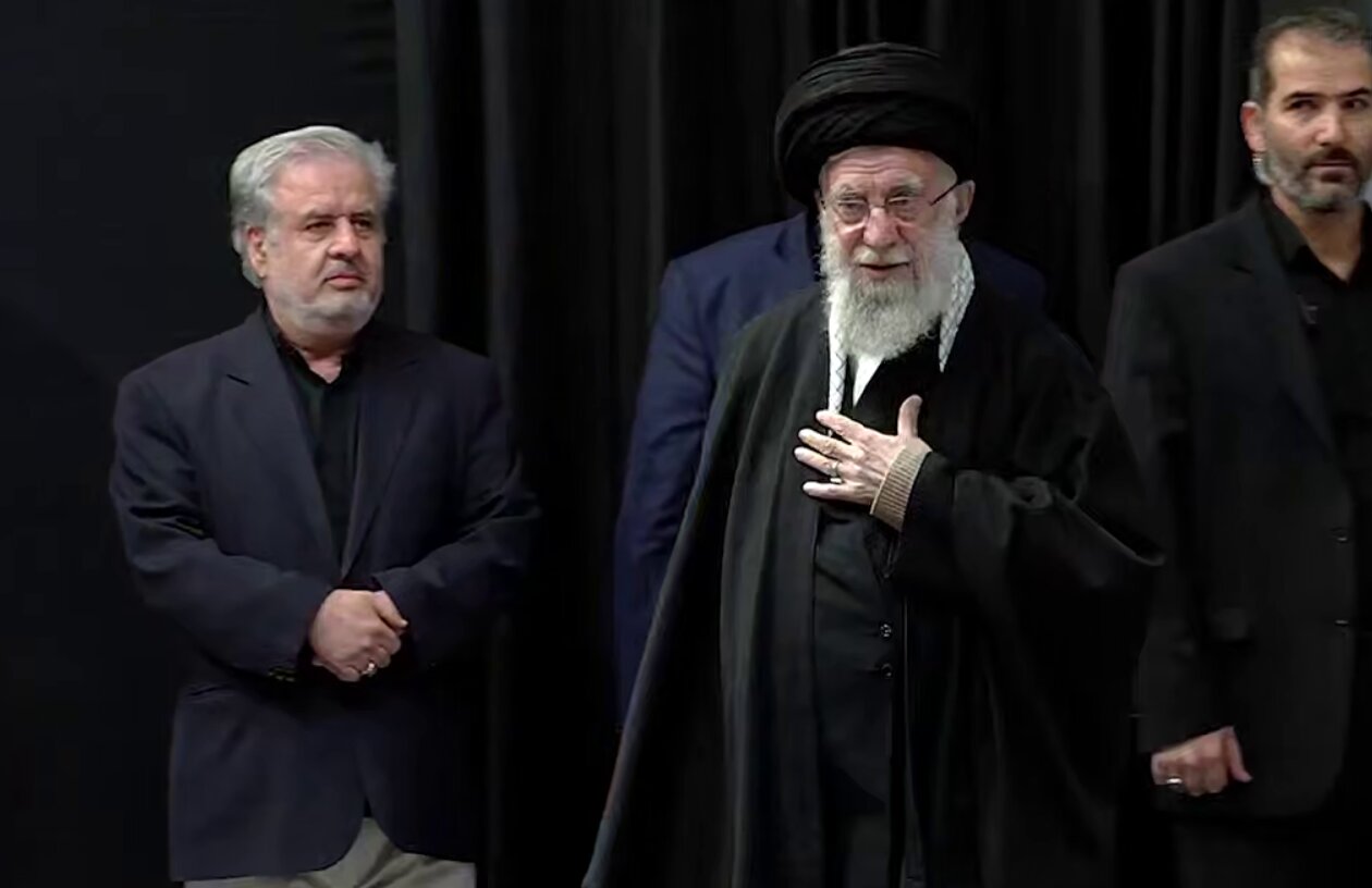 آغاز دومین شب مراسم عزاداری حضرت فاطمهزهرا (س) با حضور رهبر انقلاب در حسینه امام خمینی +تصویر