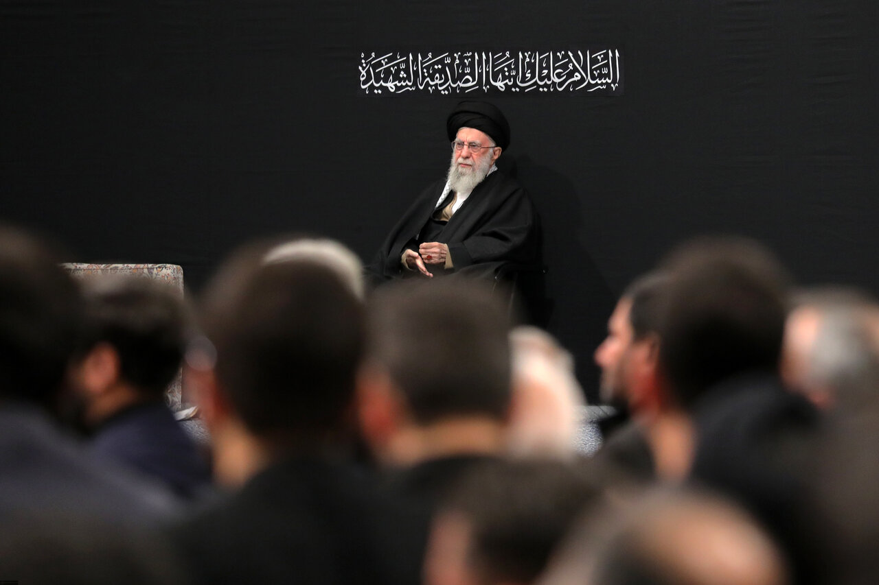 آغاز دومین شب مراسم عزاداری حضرت فاطمهزهرا (س) با حضور رهبر انقلاب در حسینه امام خمینی +تصویر