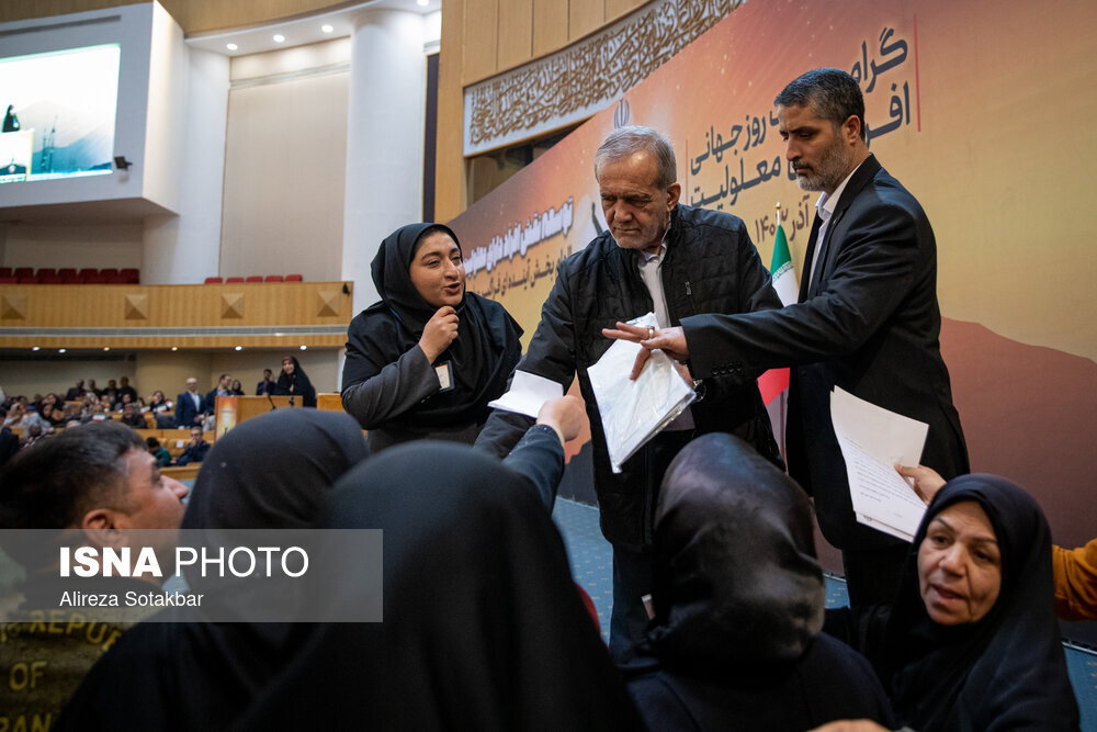 خوش و بش مسعود پزشکیان با افراد حاضر در روز گرامیداشت افراد دارای معلولیت/ وقتی رئیس جمهور نامه دریافت کرد