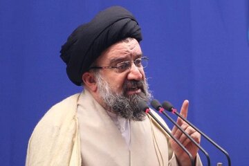 طعنه سنگین امام جمعه تهران به پزشکیان بخاطر اجرا نکردن قانون حجاب / قیمت دلار بالای 80 هزار تومان یعنی چی؟/ به عنوان یک مطلع می گویم از بیرون خط می دهند