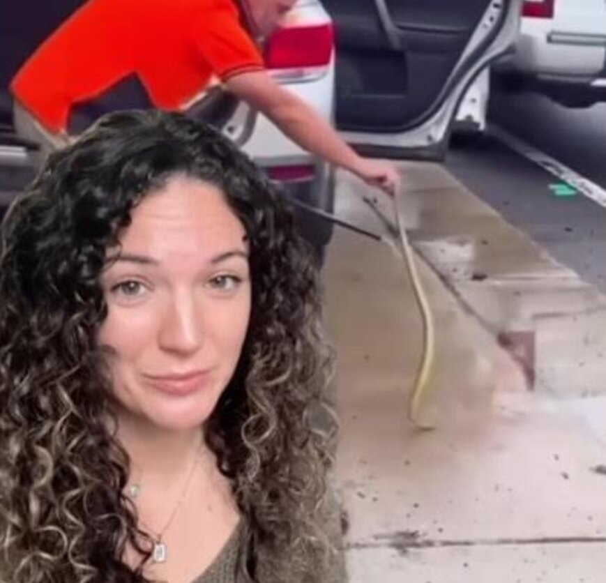 کمک به زنی که مار از بدن او بالا میرفت/ عکس