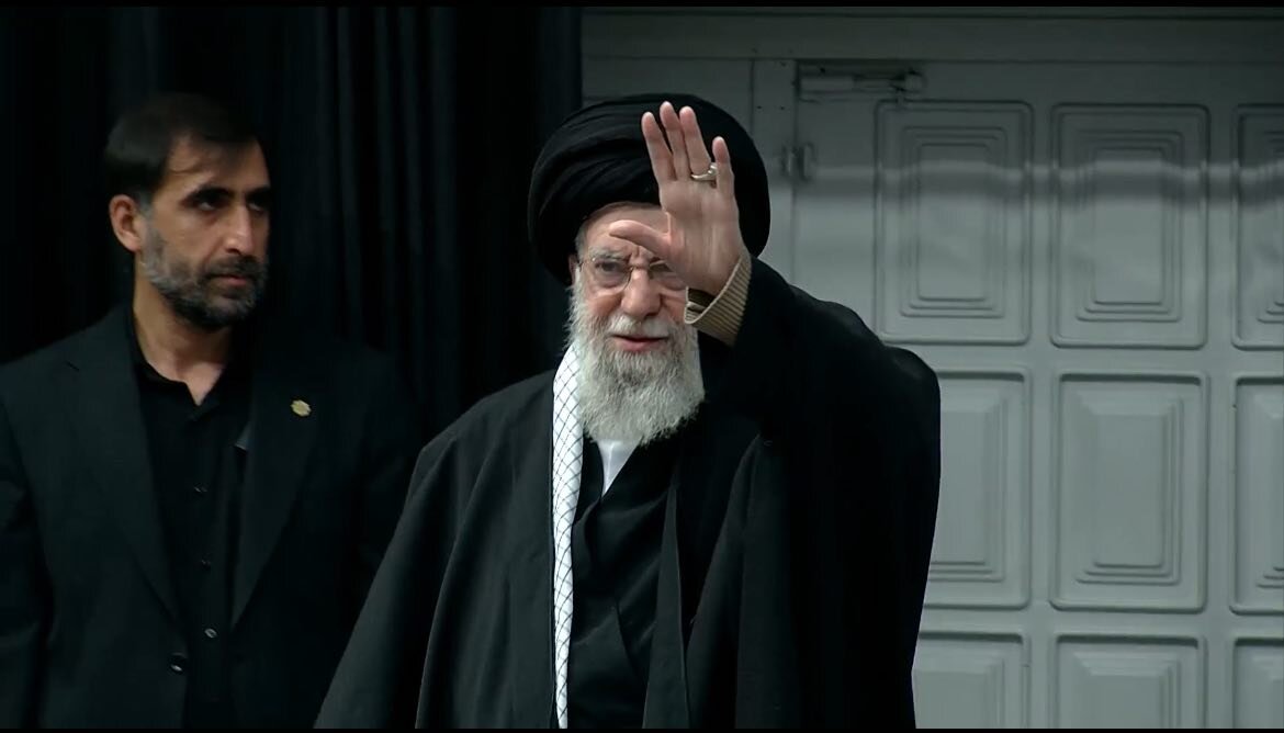 عکسی از لحظه ورود رهبر انقلاب به حسینیه امام خمینی(ره) برای شرکت در مراسم عزاداری شام شهادت حضرت زهرا سلاماللهعلیها