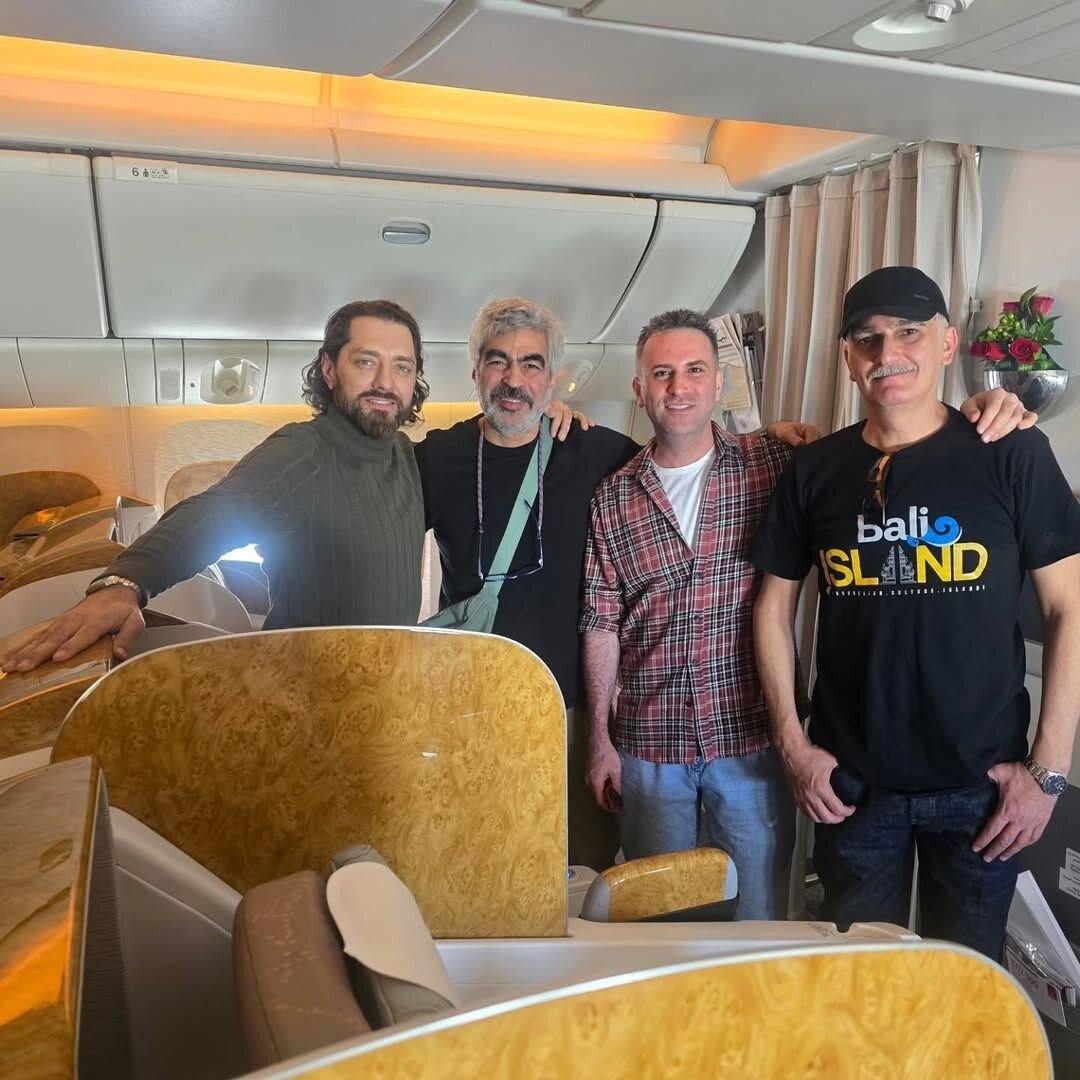 عکس | قاب یادگاری سروش صحت، هوتن شکیبا، بهرام رادان و بیژن بنفشهخواه داخل هواپیما