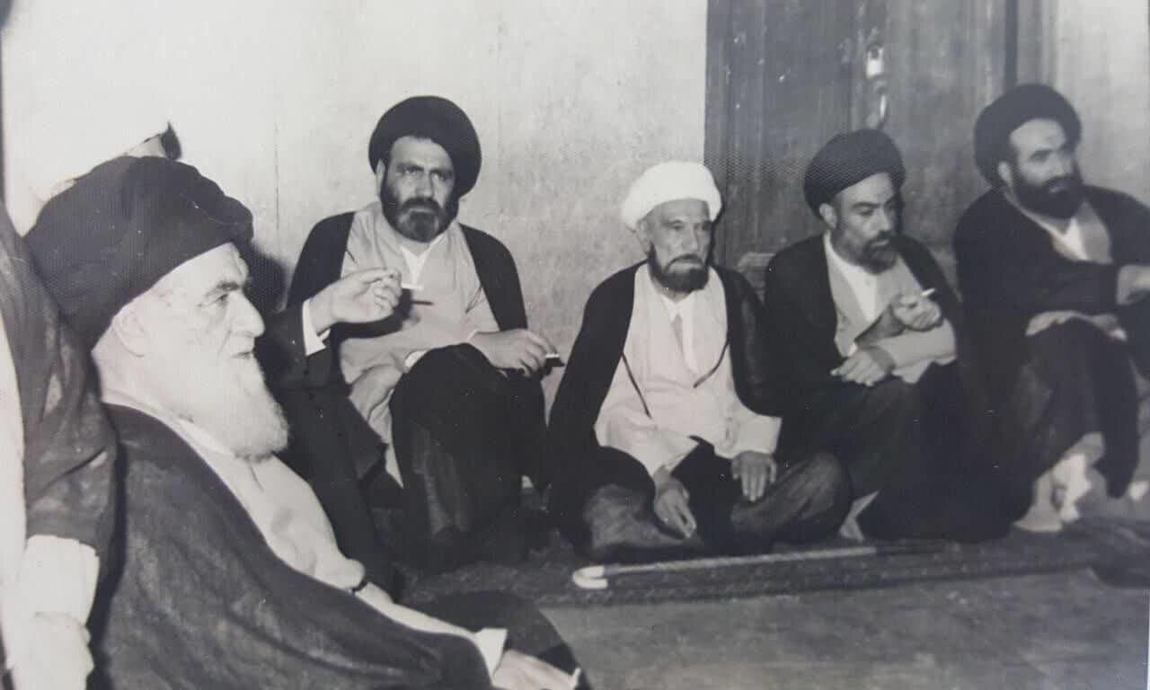 عکس | آیت الله خوئی در کنار جمعی از علمای نجف