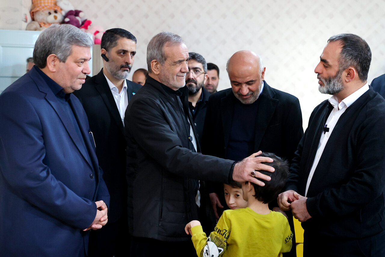 تصاویر بازدید سرزده رئیس جمهوری از یک خیریه/ خوش و بش پزشکیان با کودکان مرکز نگهداری از معلولین بیسرپرست