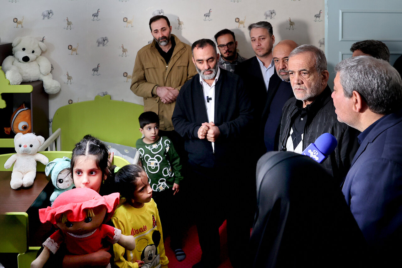 تصاویر بازدید سرزده رئیس جمهوری از یک خیریه/ خوش و بش پزشکیان با کودکان مرکز نگهداری از معلولین بیسرپرست