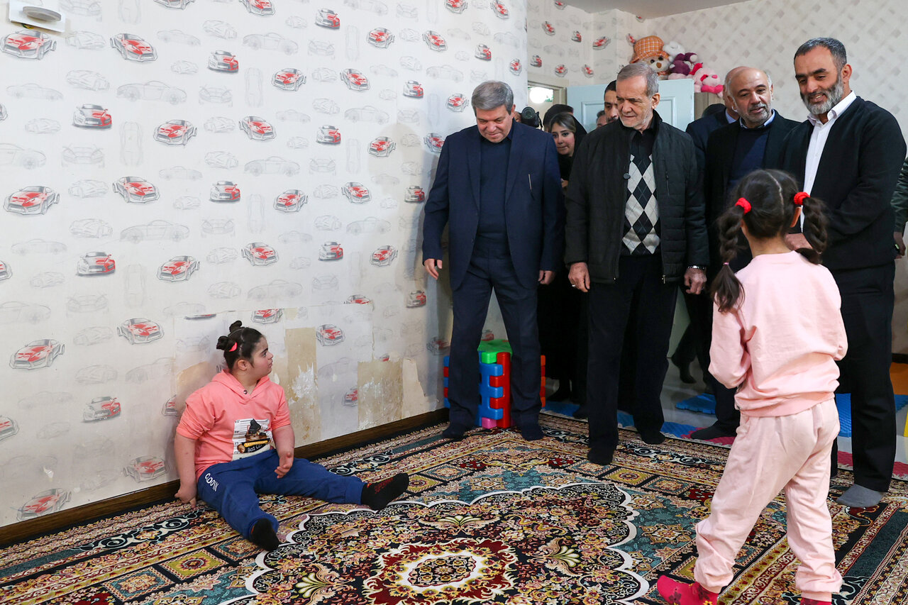تصاویر بازدید سرزده رئیس جمهوری از یک خیریه/ خوش و بش پزشکیان با کودکان مرکز نگهداری از معلولین بیسرپرست