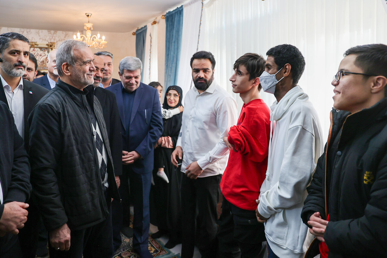 تصاویر بازدید سرزده رئیس جمهوری از یک خیریه/ خوش و بش پزشکیان با کودکان مرکز نگهداری از معلولین بیسرپرست