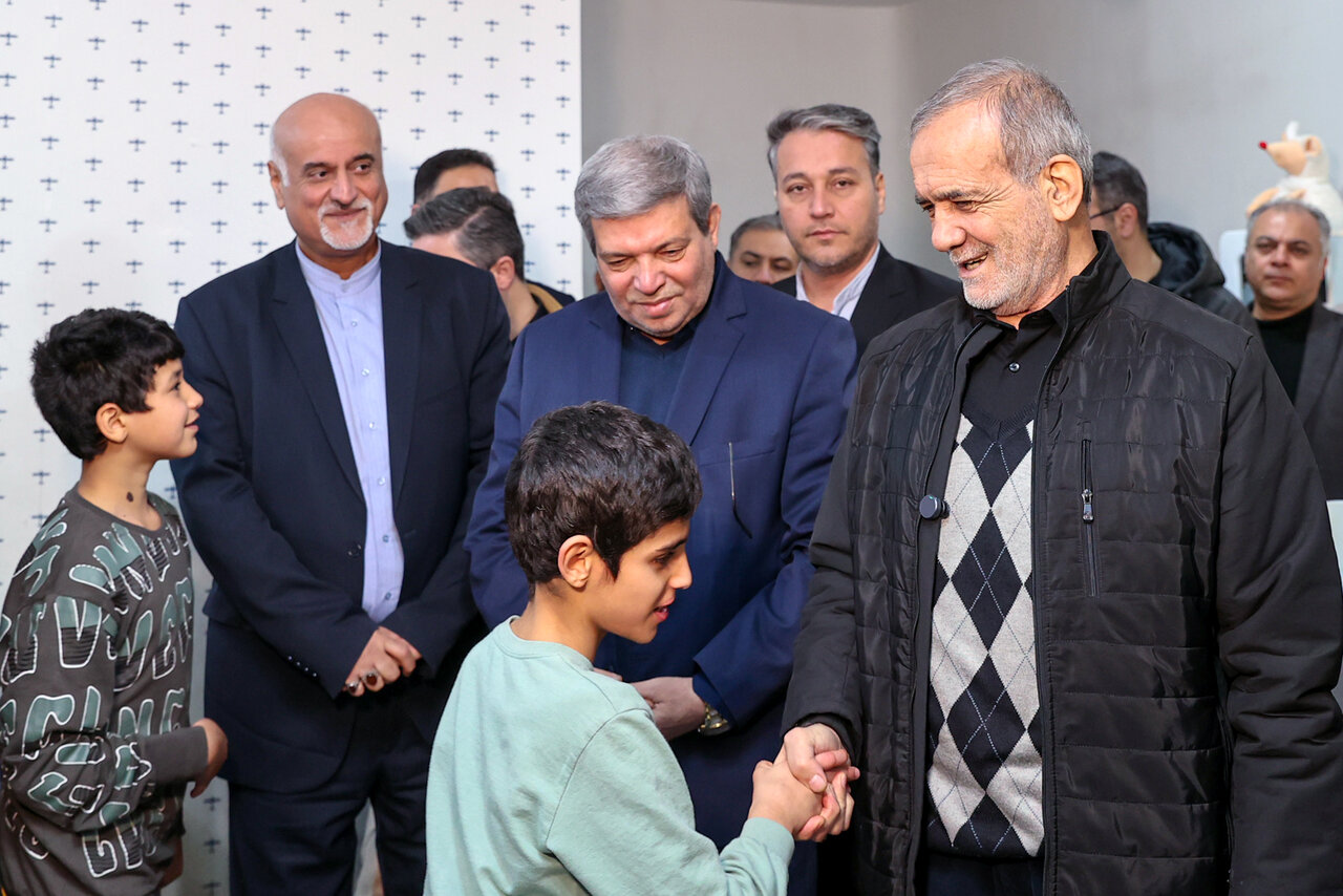 تصاویر بازدید سرزده رئیس جمهوری از یک خیریه/ خوش و بش پزشکیان با کودکان مرکز نگهداری از معلولین بیسرپرست