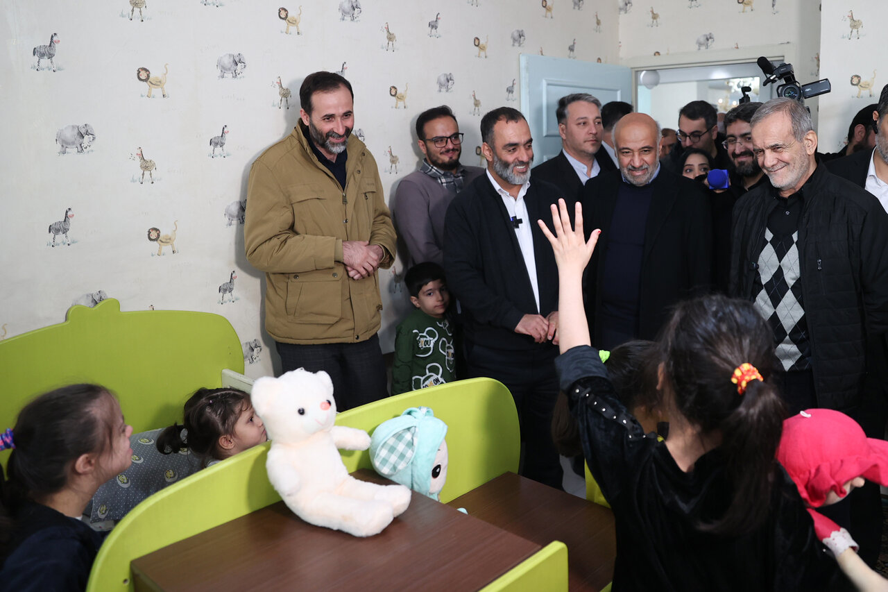تصاویر بازدید سرزده رئیس جمهوری از یک خیریه/ خوش و بش پزشکیان با کودکان مرکز نگهداری از معلولین بیسرپرست