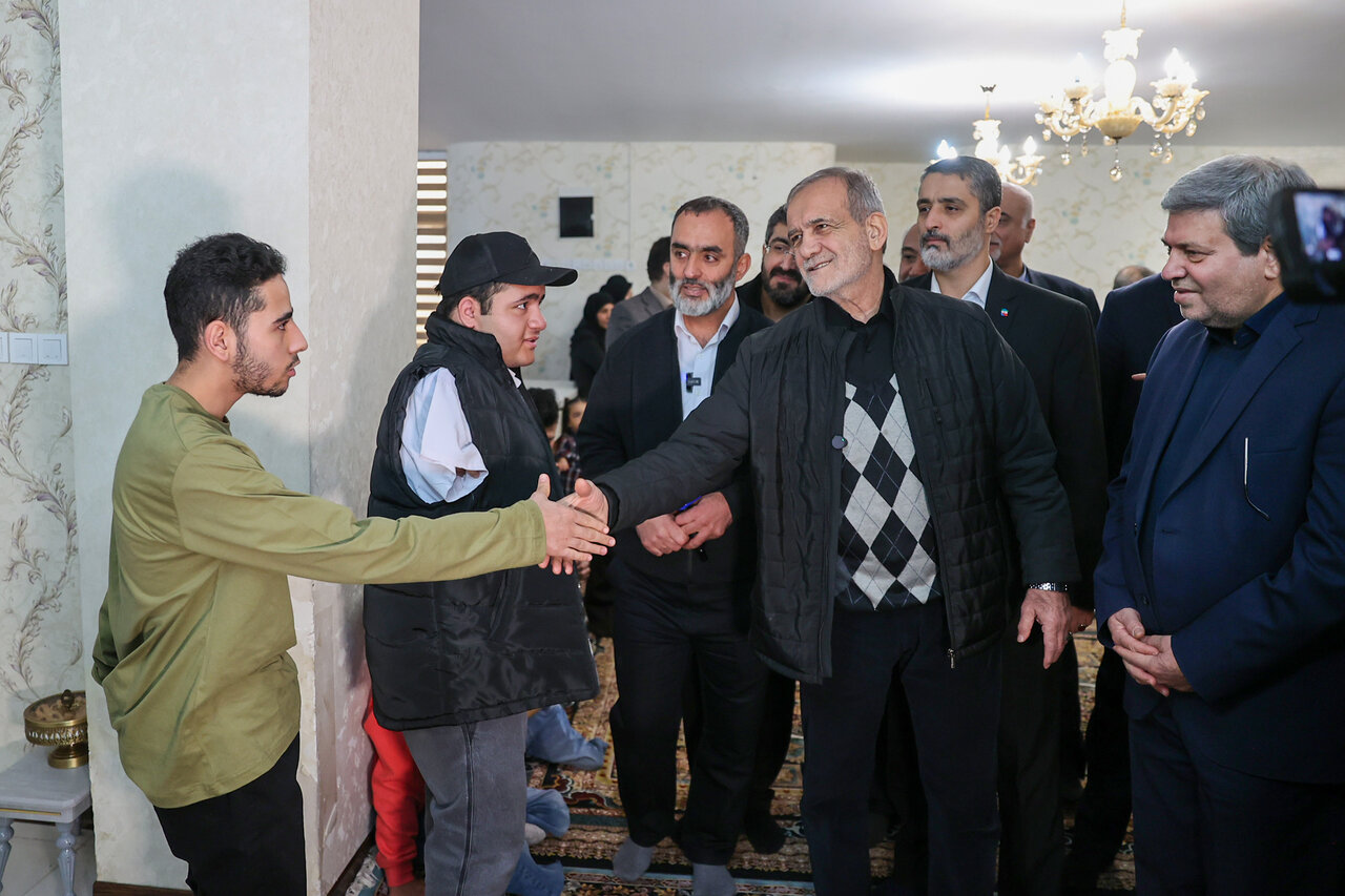 تصاویر بازدید سرزده رئیس جمهوری از یک خیریه/ خوش و بش پزشکیان با کودکان مرکز نگهداری از معلولین بیسرپرست