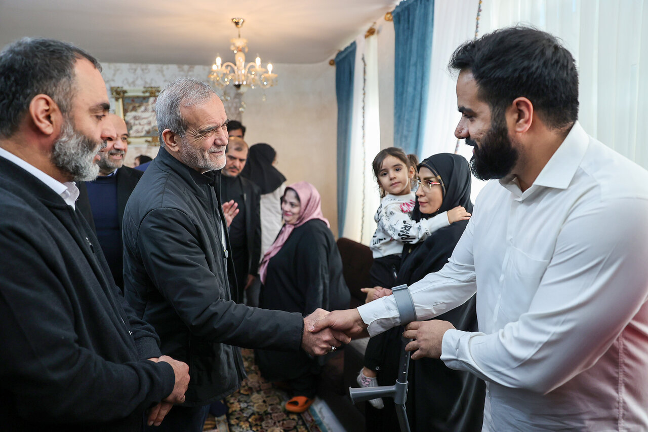 تصاویر بازدید سرزده رئیس جمهوری از یک خیریه/ خوش و بش پزشکیان با کودکان مرکز نگهداری از معلولین بیسرپرست