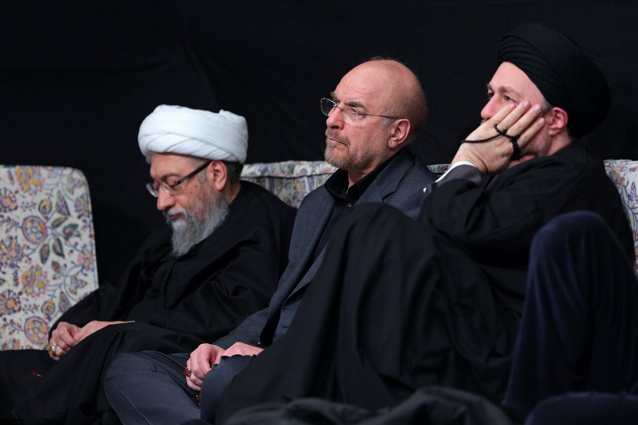 تصاویری از حضور مقامات لشکری و کشوری در آخرین مراسم عزاداری فاطمیه در بیت رهبری/ فرمانده کل سپاه با کت و شلوار آمد/ سید مجتبی خامنهای هم بود