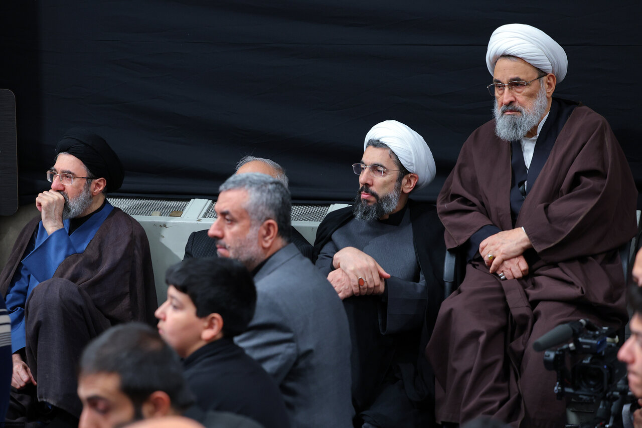 تصاویری از حضور مقامات لشکری و کشوری در آخرین مراسم عزاداری فاطمیه در بیت رهبری/ فرمانده کل سپاه با کت و شلوار آمد/ سید مجتبی خامنهای هم بود