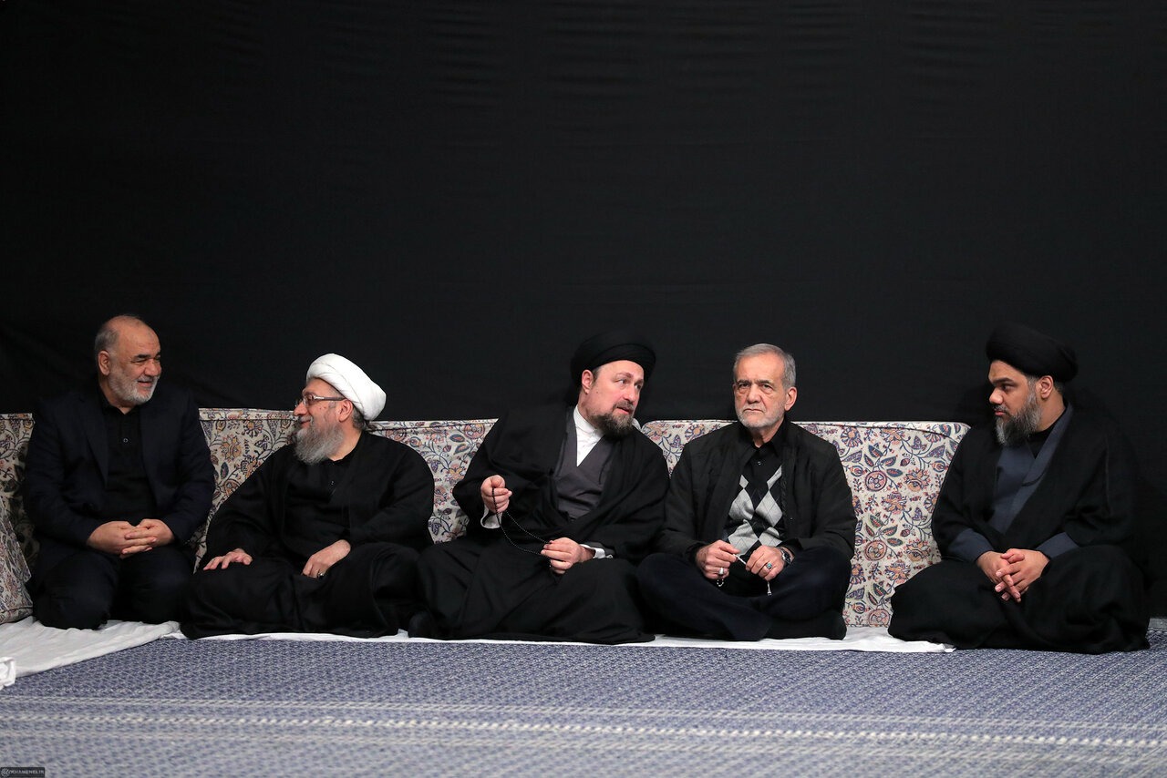 تصاویری از حضور مقامات لشکری و کشوری در آخرین مراسم عزاداری فاطمیه در بیت رهبری/ فرمانده کل سپاه با کت و شلوار آمد/ سید مجتبی خامنهای هم بود