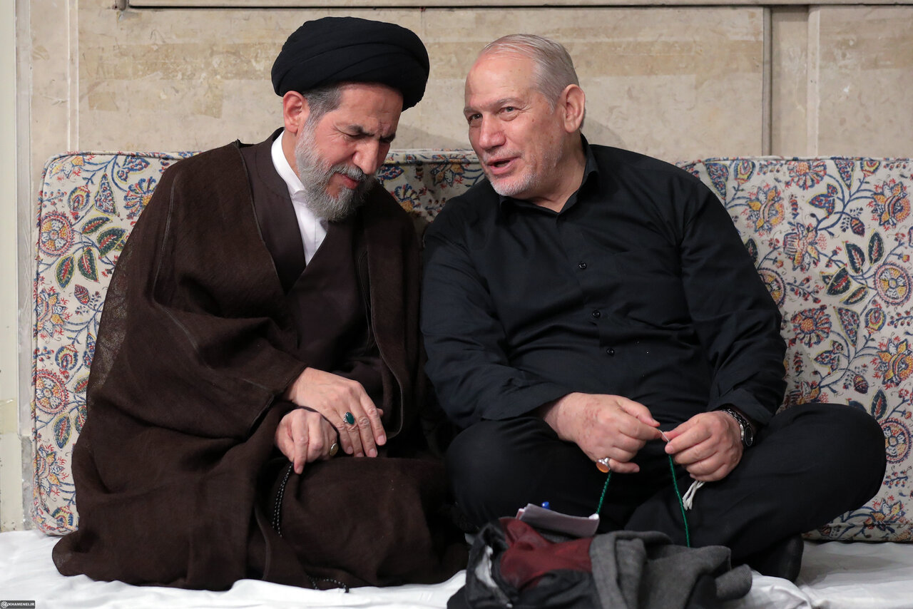 تصاویری از حضور مقامات لشکری و کشوری در آخرین مراسم عزاداری فاطمیه در بیت رهبری/ فرمانده کل سپاه با کت و شلوار آمد/ سید مجتبی خامنهای هم بود
