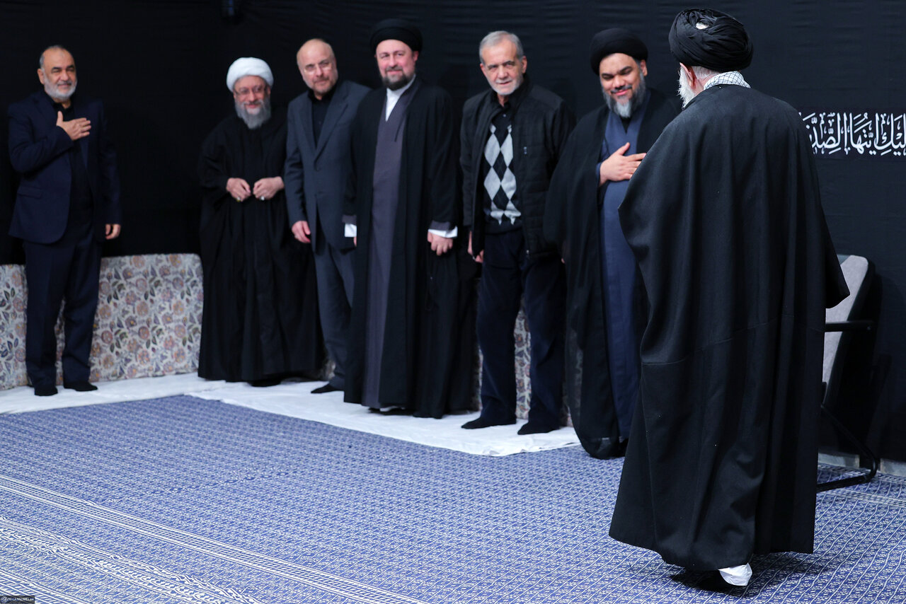 تصاویری از حضور مقامات لشکری و کشوری در آخرین مراسم عزاداری فاطمیه در بیت رهبری/ فرمانده کل سپاه با کت و شلوار آمد/ سید مجتبی خامنهای هم بود