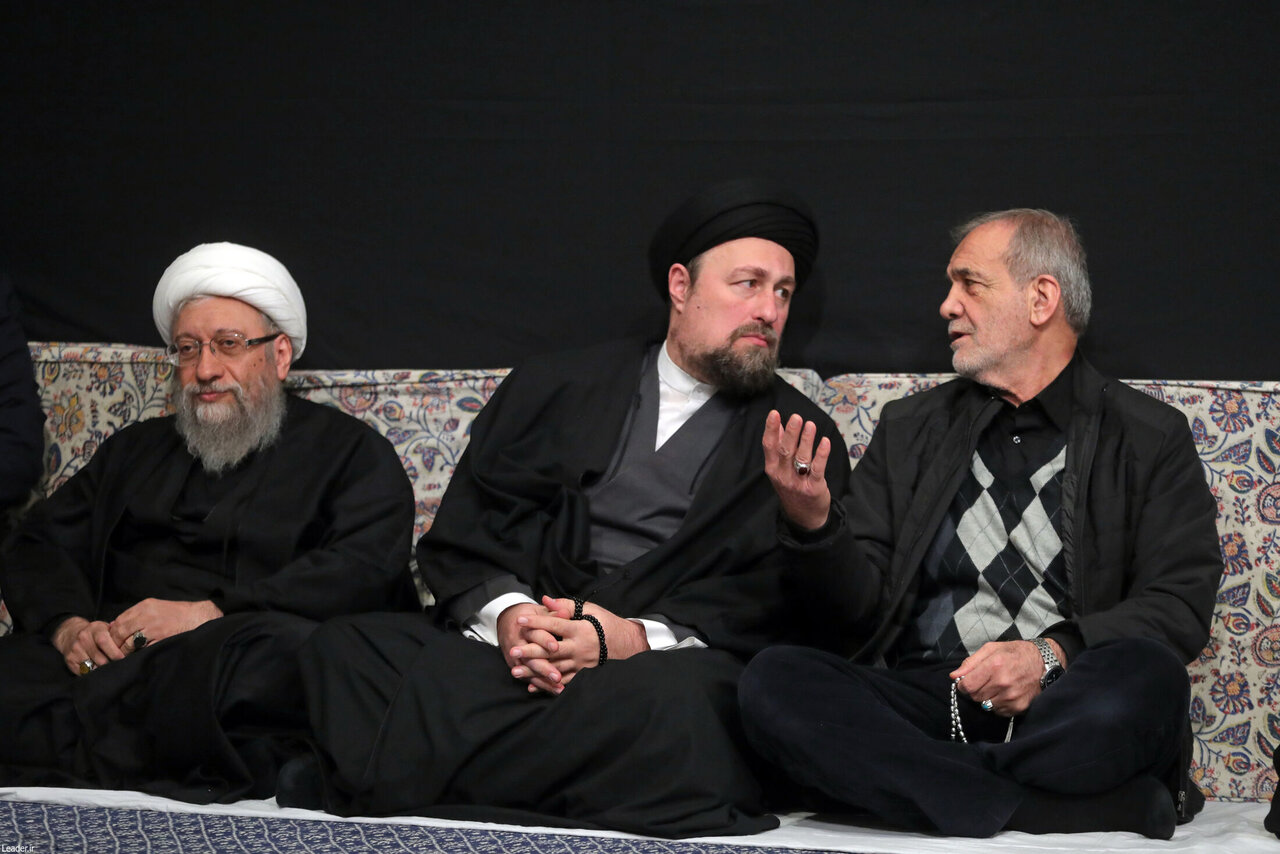 عکسی از سینه زنی پزشکیان، سیدحسن خمینی و قالیباف در بیت رهبری /فرمانده کل سپاه با لباس غیرنظامی آمد