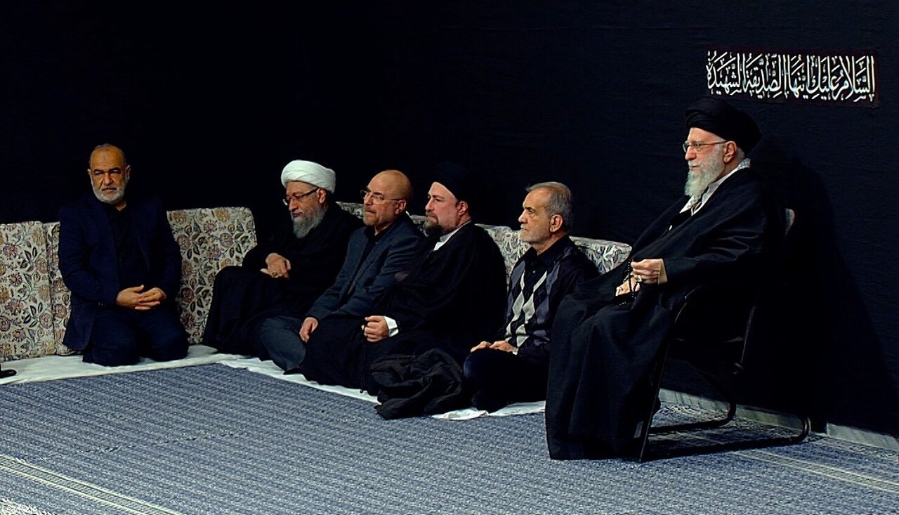 عکسی از سینه زنی پزشکیان، سیدحسن خمینی و قالیباف در بیت رهبری /فرمانده کل سپاه با لباس غیرنظامی آمد