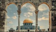 ببینید | پخش عجیب شیرینی در مسجد الاقصی برای شکست بشار اسد