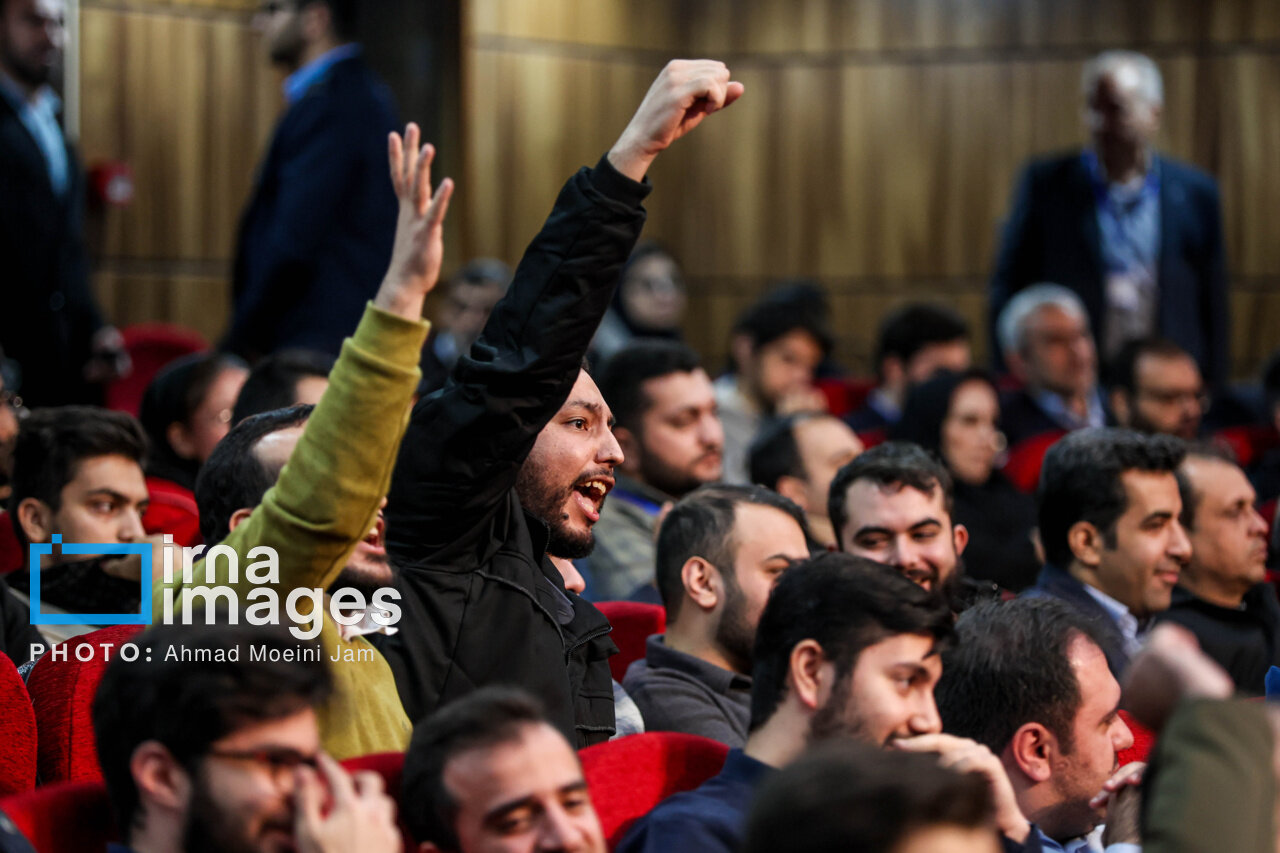 عکس هایی از شعار دادن دانشجویان در حضور رئیس جمهور /آقای دانشجو به پزشکیان نامه داد؟